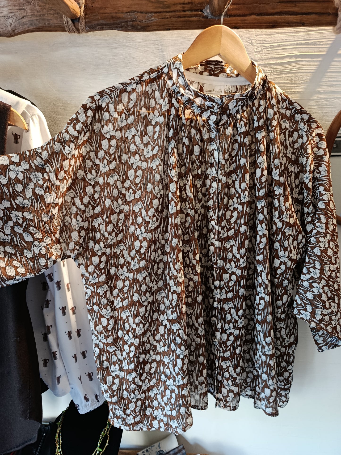 Camicia oversize in seta a fiorellini marrone bruciato