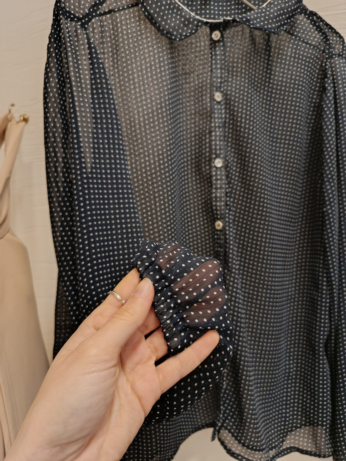 Camicia basic voile a pois leggera e trasparente