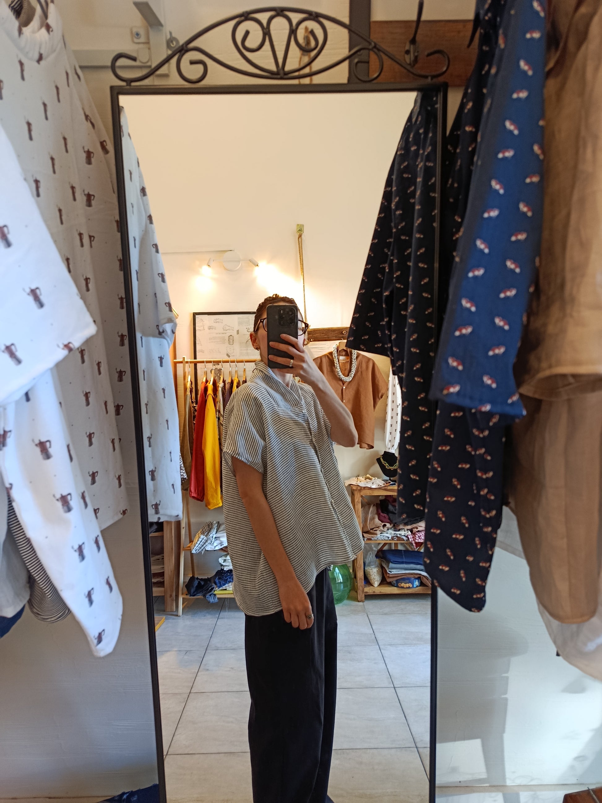 blusa in puro lino oversize indossata