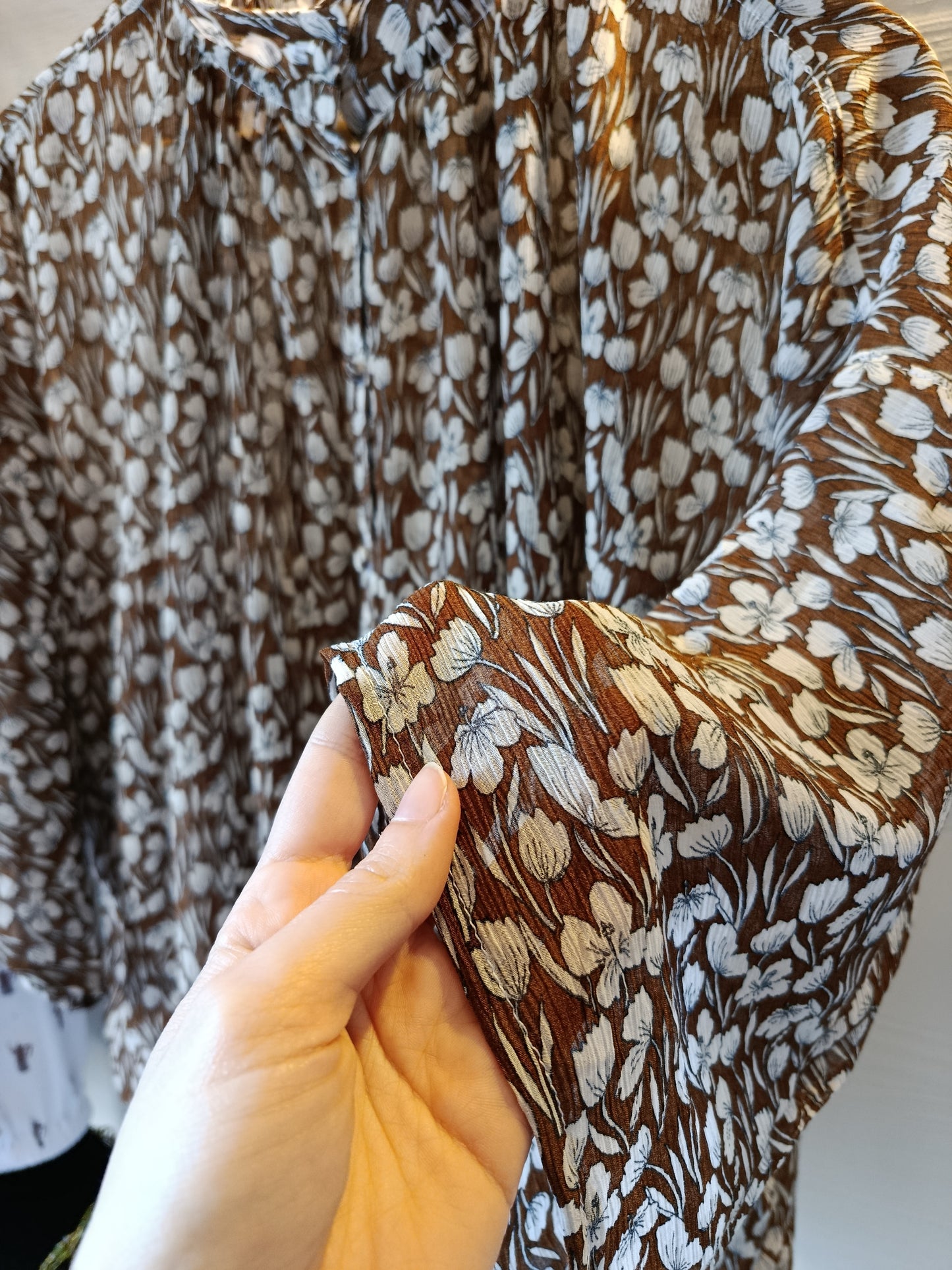 Camicia oversize in seta a fiorellini marrone bruciato