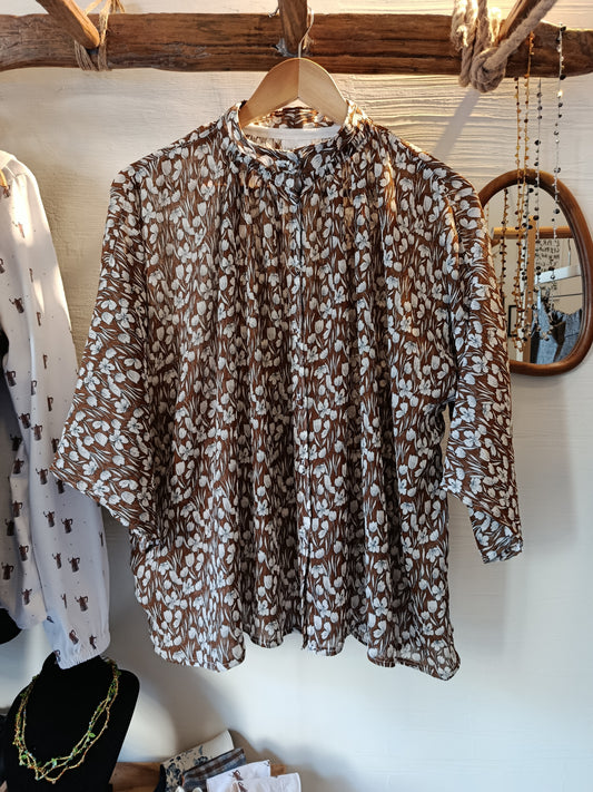 Camicia oversize in seta a fiorellini marrone bruciato