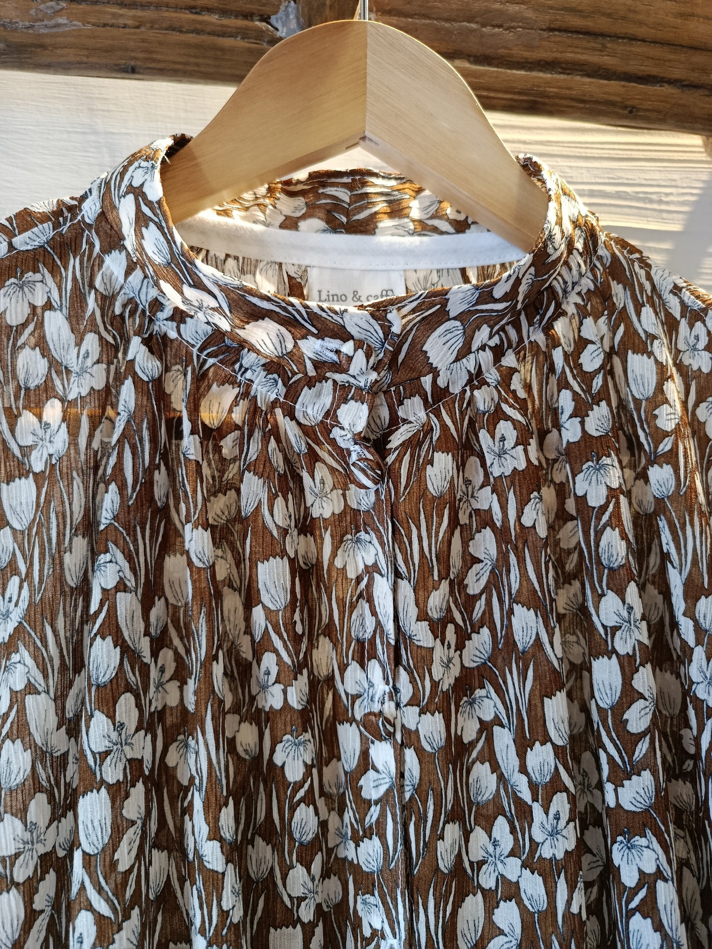 Camicia oversize in seta a fiorellini marrone bruciato