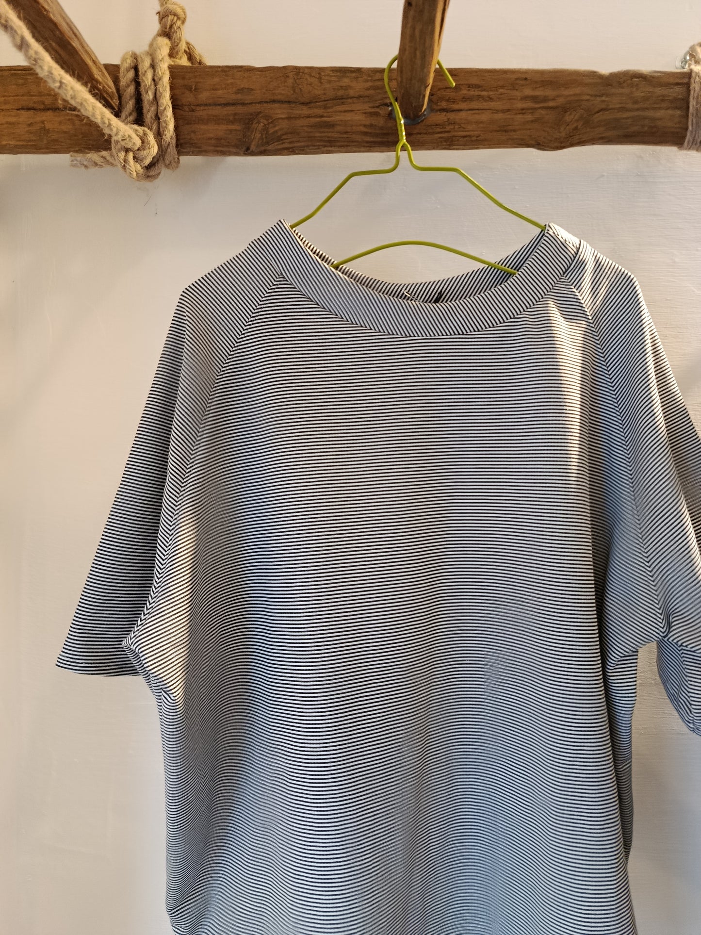 T-shirt in cotone a righe bianco nere