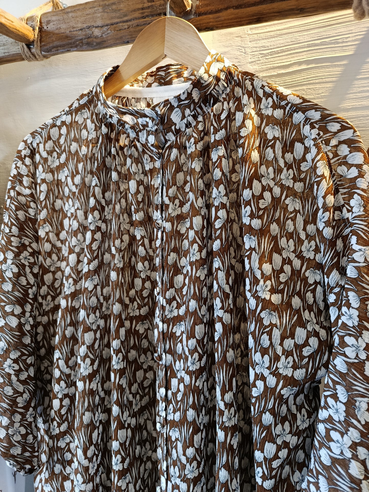 Camicia oversize in seta a fiorellini marrone bruciato