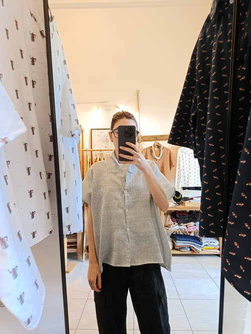 camicia estiva in lino oversize a righe indossata